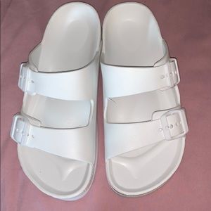 Two buckle trapped sandals 😍